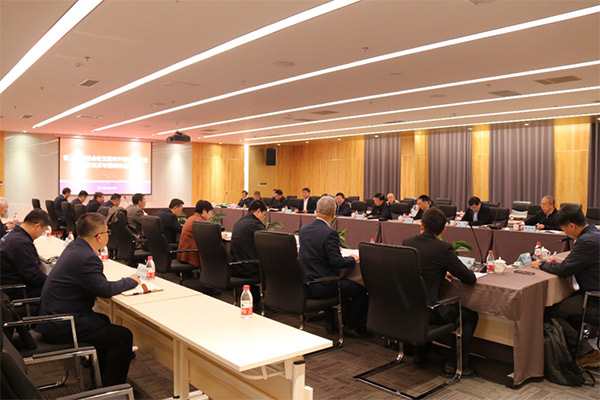 省人大副主任陈向群一行就尊龙凯时工业生长情形到集团开展专题调研